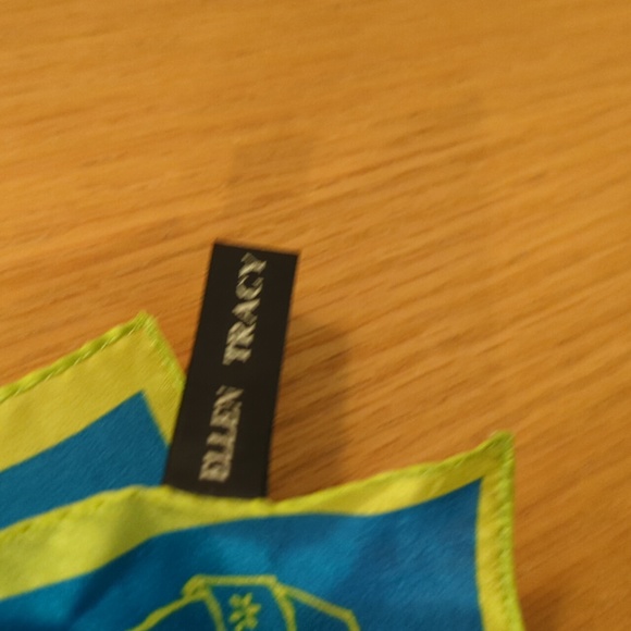 Fun scarf with shoes and flipflops - Picture 3 of 3